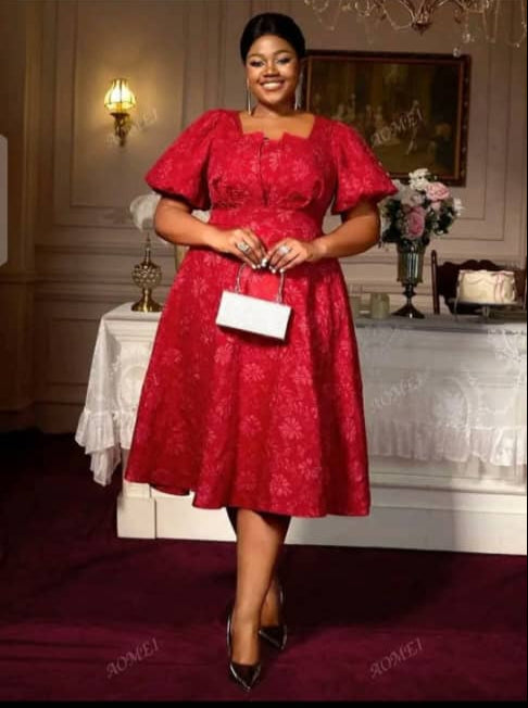 Robe rouge pour grand dame